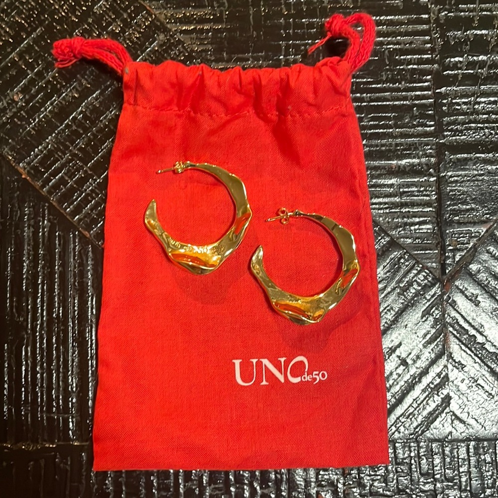 Uno de 50 Swaggy (gold) earrings